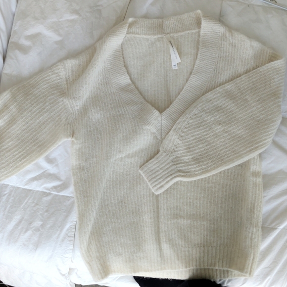 Aritzia wool sweater v-neck - Picture 1 of 6